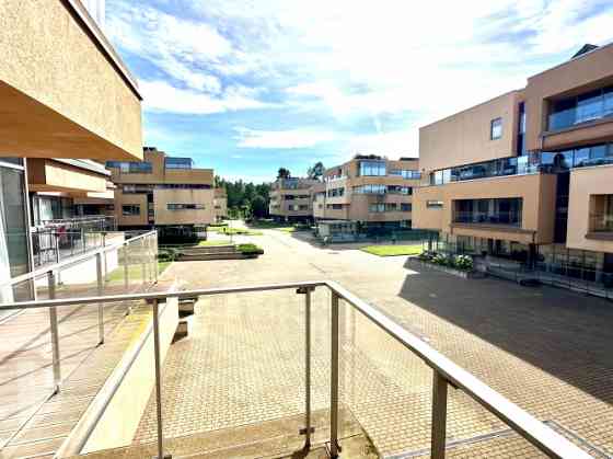 Продается элегантная 2-комнатная квартира с просторной террасой у моря, в Saulkrasti