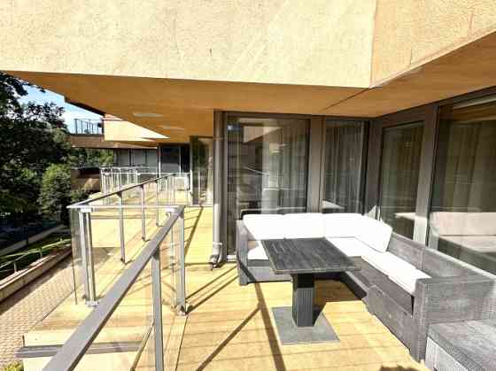 Продается элегантная 2-комнатная квартира с просторной террасой у моря, в Saulkrasti