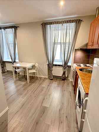 Здание во дворе, реновированный дом, закрытый двор, вход со двора, лестничная Rīga