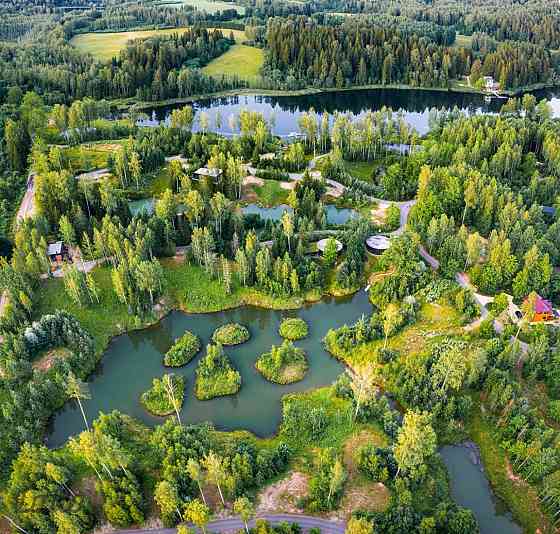 Pārdošanā pieejams skaists, neapbūvēts zemes gabals Amatciema jaunajā daļā, kuru īpaši izceļ privāta Cēsis un Cēsu novads