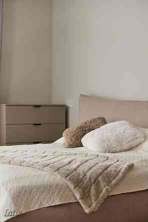 Izīrē ilgtermiņā pilnīgi jaunu 43.7 m2 plašu studijas tipa dzīvokli Klusajā centrā Dzirnavu ielā 17. Рига