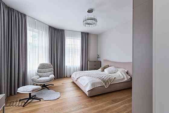 Izīrē ilgtermiņā pilnīgi jaunu 43.7 m2 plašu studijas tipa dzīvokli Klusajā centrā Dzirnavu ielā 17. Рига