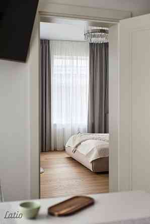 Izīrē ilgtermiņā pilnīgi jaunu 43.7 m2 plašu studijas tipa dzīvokli Klusajā centrā Dzirnavu ielā 17. Рига