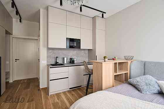 Izīrē ilgtermiņā pilnīgi jaunu 21.4 m2 plašu studijas tipa dzīvokli Klusajā centrā Dzirnavu ielā 17. Рига