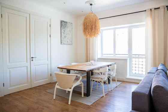 Izīrē gaišu un mājīgu dzīvokli Rīgas centrā!  Plašs dzīvoklis ar augstajiem griestiem lieliskā vietā Рига