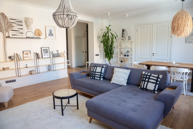 Izīrē gaišu un mājīgu dzīvokli Rīgas centrā!  Plašs dzīvoklis ar augstajiem griestiem lieliskā vietā Рига - изображение 1