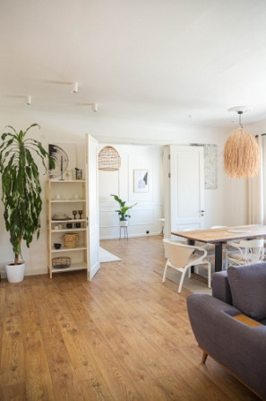 Izīrē gaišu un mājīgu dzīvokli Rīgas centrā!  Plašs dzīvoklis ar augstajiem griestiem lieliskā vietā Рига - изображение 5