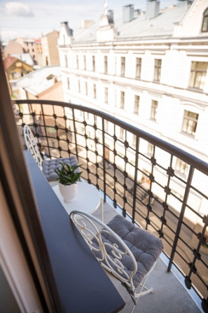 Izīrē gaišu un mājīgu dzīvokli Rīgas centrā!  Plašs dzīvoklis ar augstajiem griestiem lieliskā vietā Рига - изображение 7