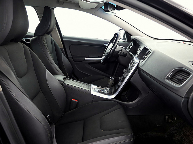 Volvo V60 Momentum AWD 4x4 ATM 2.4 D5 151kW Tallina - foto 6