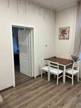 Сдается уютная квартира в центре.  Просторный зал, объединенный с кухней.  Уютный Rīga