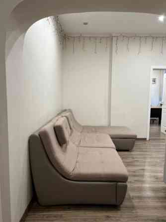 Сдается уютная квартира в центре.  Просторный зал, объединенный с кухней.  Уютный Rīga