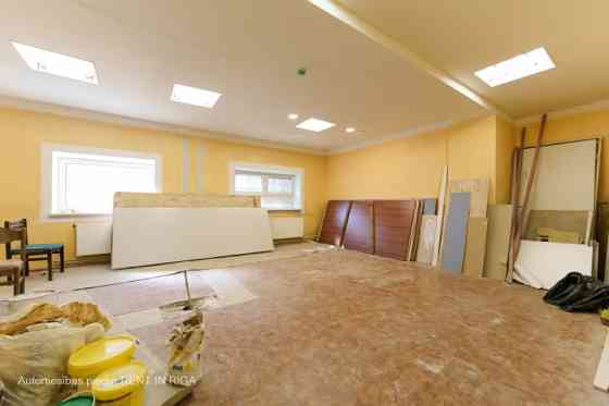 Biroja vai veikala telpas izdevīgā lokācijā.  Foto informatīvs, piedāvājam blakus telpas šajā pat te Рига