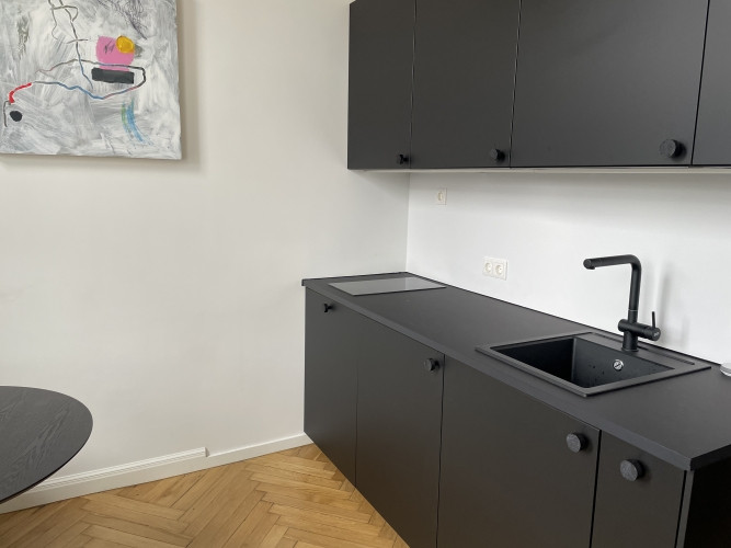 Tiek izīrēts 2 istabu dzīvoklis ar balkonu prestīžajā  Bibliotēkas nama ēkā. Ēka celta Rīga - foto 9