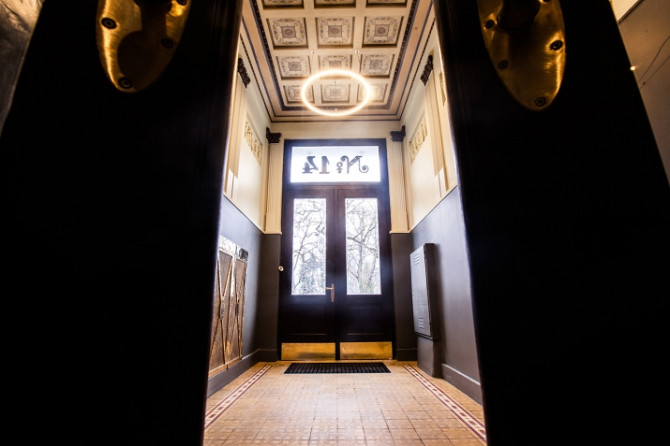 Tiek izīrēts 2 istabu dzīvoklis ar balkonu prestīžajā  Bibliotēkas nama ēkā. Ēka celta Rīga - foto 3