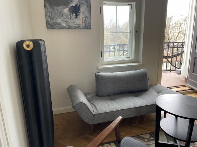 Tiek izīrēts 2 istabu dzīvoklis ar balkonu prestīžajā  Bibliotēkas nama ēkā. Ēka celta Rīga - foto 6