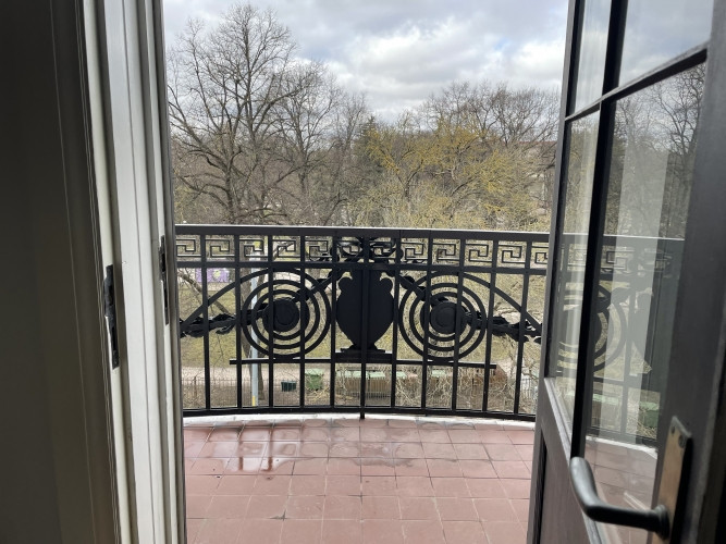 Tiek izīrēts 2 istabu dzīvoklis ar balkonu prestīžajā  Bibliotēkas nama ēkā. Ēka celta Rīga - foto 8