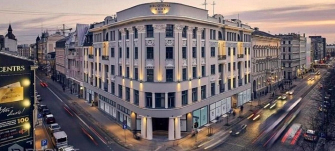 Tiek izīrēts 2 istabu dzīvoklis ar balkonu prestīžajā  Bibliotēkas nama ēkā. Ēka celta Rīga - foto 2