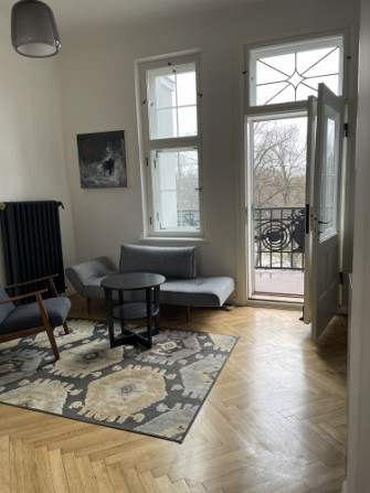 Tiek izīrēts 2 istabu dzīvoklis ar balkonu prestīžajā  Bibliotēkas nama ēkā. Ēka celta Rīga - foto 4