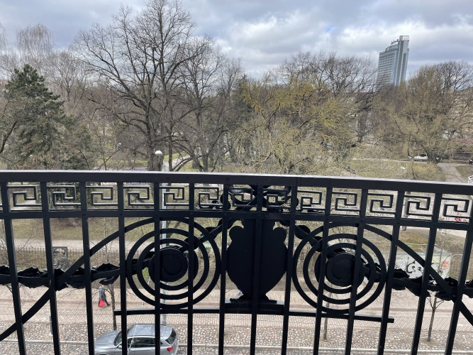 Tiek izīrēts 2 istabu dzīvoklis ar balkonu prestīžajā  Bibliotēkas nama ēkā. Ēka celta Rīga - foto 7