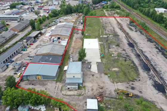 Асфальтированная территория с 3 железнодорожными подъездными путями и Рижский район