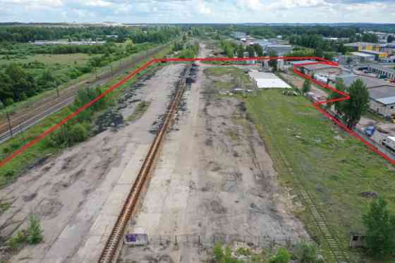 Асфальтированная территория с 3 железнодорожными подъездными путями и Рижский район