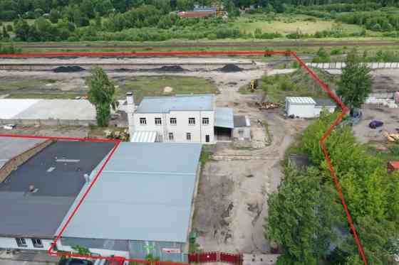 Асфальтированная территория с 3 железнодорожными подъездными путями и Рижский район