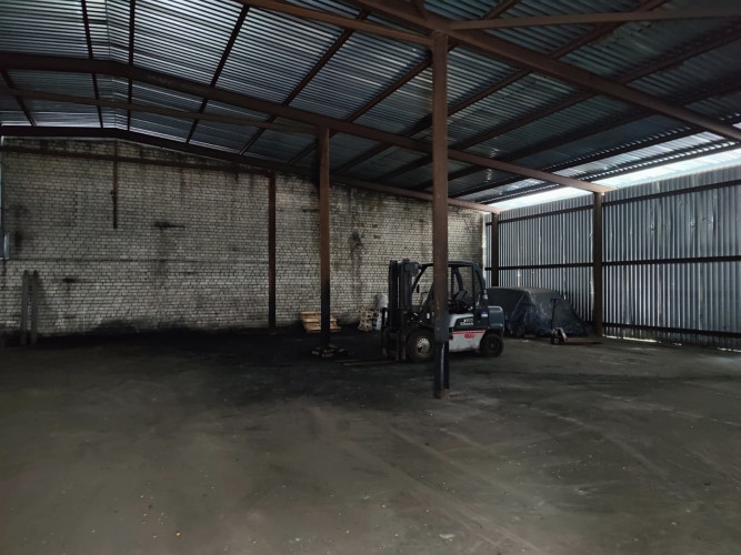 Metal hangar with columns.  Level concrete floor. Inside the hangar there is a 37 sq.m brick buildin Рижский район - изображение 4