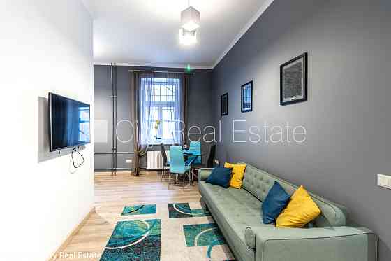 Фасадный дом, реновированный дом, закрытый двор, вход с улицы, лестничная клетка Rīga