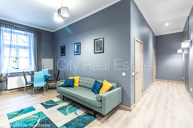 Fasādes māja, renovēta māja, slēgts pagalms, ieeja no ielas, kāpņu telpa pēc kapitālā Rīga - foto 2