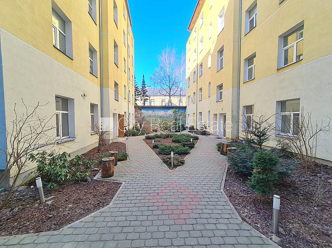 Pagalma ēka, renovēta māja, slēgts pagalms, ieeja no pagalma, kāpņu telpa pēc kosmētiskā Rīga - foto 9