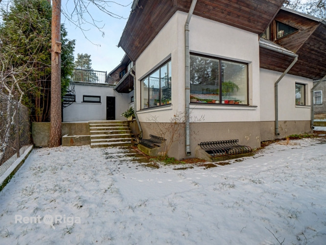 Piedāvājumā plaša privātmāja Berģos, Juglas ezera tuvumā!   Īpašums sastāv no Rīga - foto 3