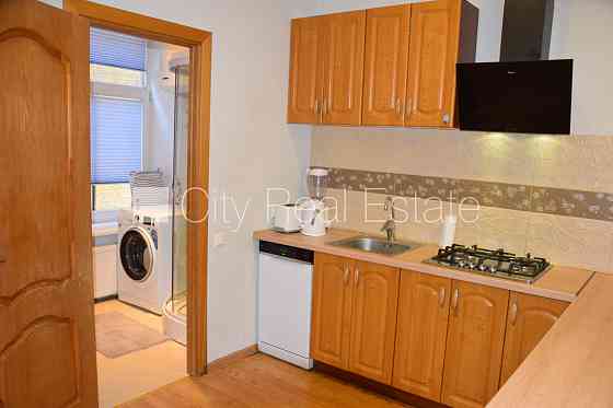 Дом во дворе, место для машины, вход со двора, студио, кухня объединена с Rīga