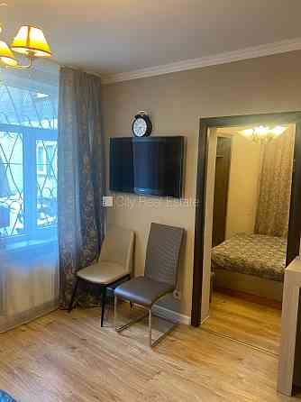 Фасадный дом, вход со двора, количество спален 1 шт., студио, кухня объединена с Rīga