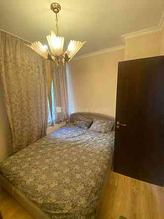 Фасадный дом, вход со двора, количество спален 1 шт., студио, кухня объединена с Rīga