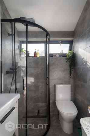 Pārdod kompaktu, ērtu un siltu koka karkasa māju. Mājiņa uzbūvēta divus gadus atpakaļ. Atrodas ļoti  Jelgava un Jelgavas novads