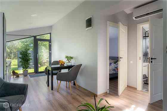 Pārdod kompaktu, ērtu un siltu koka karkasa māju. Mājiņa uzbūvēta divus gadus atpakaļ. Atrodas ļoti  Jelgava un Jelgavas novads