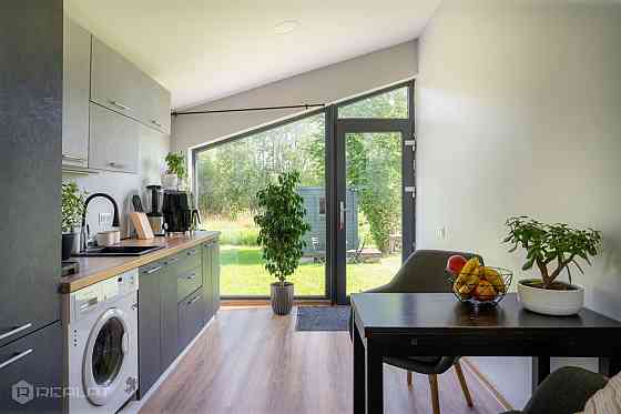 Pārdod kompaktu, ērtu un siltu koka karkasa māju. Mājiņa uzbūvēta divus gadus atpakaļ. Atrodas ļoti  Jelgava un Jelgavas novads