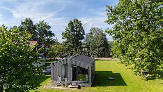 Pārdod kompaktu, ērtu un siltu koka karkasa māju. Mājiņa uzbūvēta divus gadus atpakaļ. Atrodas ļoti  Jelgava un Jelgavas novads