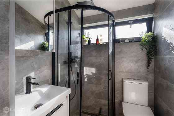 Pārdod kompaktu, ērtu un siltu koka karkasa māju. Mājiņa uzbūvēta divus gadus atpakaļ. Atrodas ļoti  Jelgava un Jelgavas novads