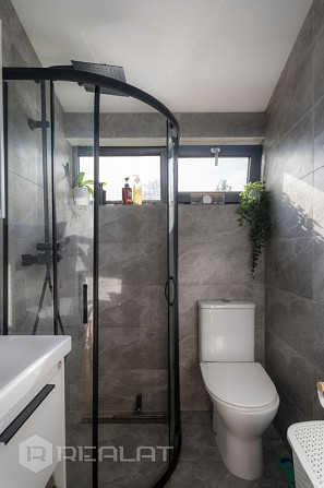 Pārdod kompaktu, ērtu un siltu koka karkasa māju. Mājiņa uzbūvēta divus gadus atpakaļ. Jelgava un Jelgavas novads - foto 1