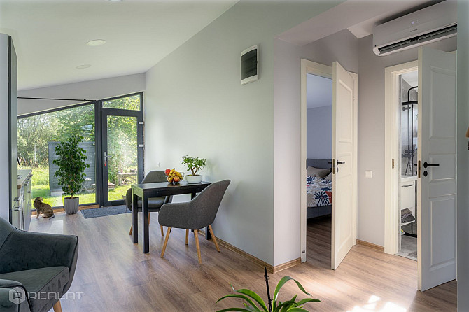 Pārdod kompaktu, ērtu un siltu koka karkasa māju. Mājiņa uzbūvēta divus gadus atpakaļ. Jelgava un Jelgavas novads - foto 2