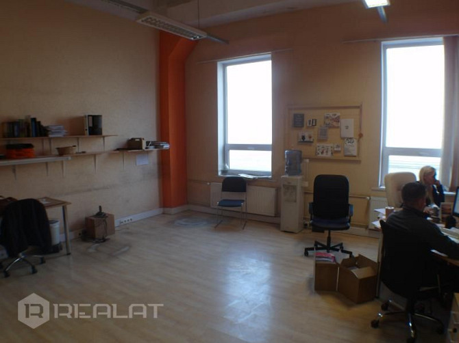 Pārdod gaišas biroja telpas otrajā stāvā, laba atrašanās vieta, ieeja no ielas.  Māja un mājas ekstr Рига - изображение 20