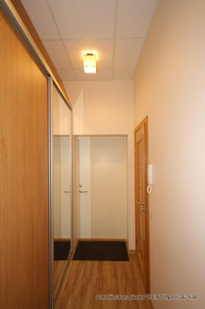 Kompakts, kvalitatīvi izremontēts un gaumīgi iekārtots studio dzīvoklis pašā pilsētas Rīga - foto 7