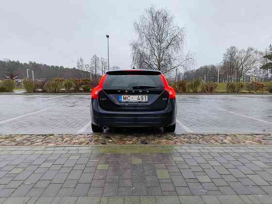 Tiek pārdots ekonomisks Volvo V60 universālis ar 2.0 dīzeļdzinēju (110 kW / 148 ZS) un 6-pakāpju... Mārupe