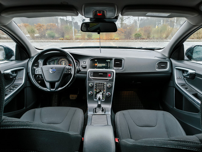 Tiek pārdots ekonomisks Volvo V60 universālis ar 2.0 dīzeļdzinēju (110 kW / 148 ZS) un 6-pakāpju... Марупе - изображение 6