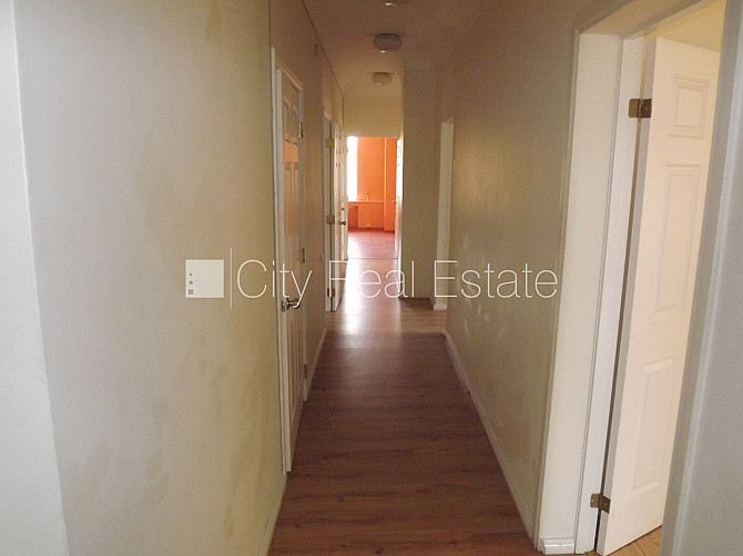 Fasādes māja, renovēta māja, ieeja no ielas, ir lifts, kāpņu telpa pēc kosmētiskā remonta, Rīga - foto 7