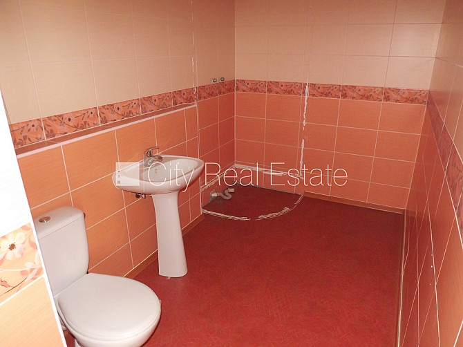 Fasādes māja, renovēta māja, ieeja no ielas, ir lifts, kāpņu telpa pēc kosmētiskā remonta, Rīga - foto 16