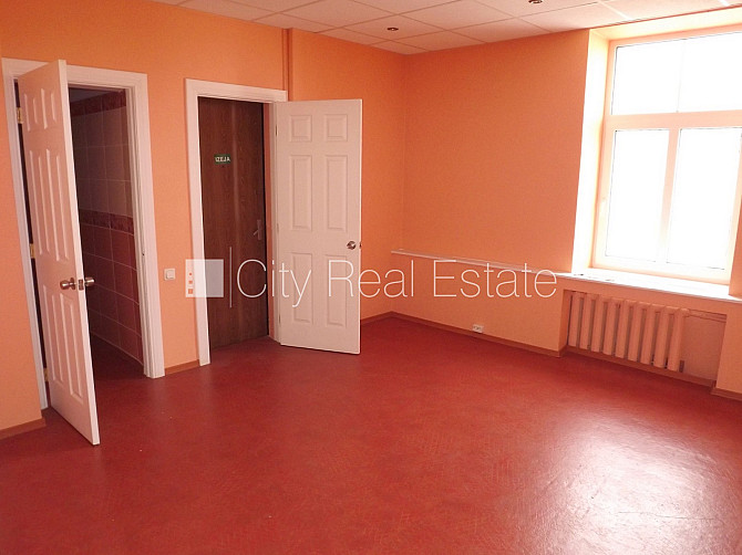 Fasādes māja, renovēta māja, ieeja no ielas, ir lifts, kāpņu telpa pēc kosmētiskā remonta, Rīga - foto 8