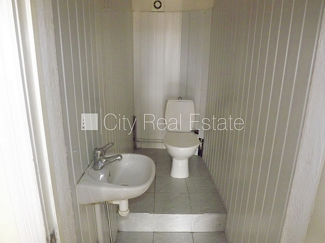 Fasādes māja, renovēta māja, ieeja no ielas, ir lifts, kāpņu telpa pēc kosmētiskā remonta, Rīga - foto 17