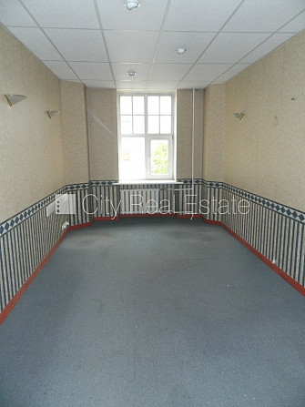 Fasādes māja, ieeja no ielas, kāpņu telpa pēc kosmētiskā remonta, logi vērsti mājas abās Rīga - foto 9